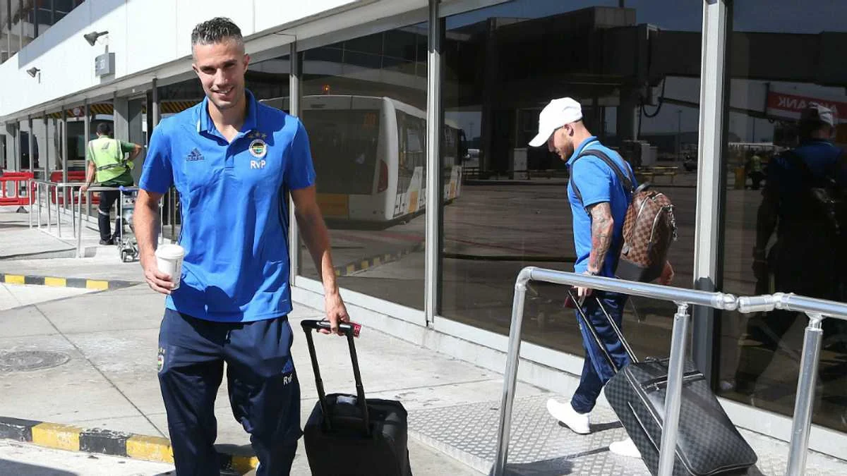 Робин ван Перси в аэропорту / фото ФК Бешикташ