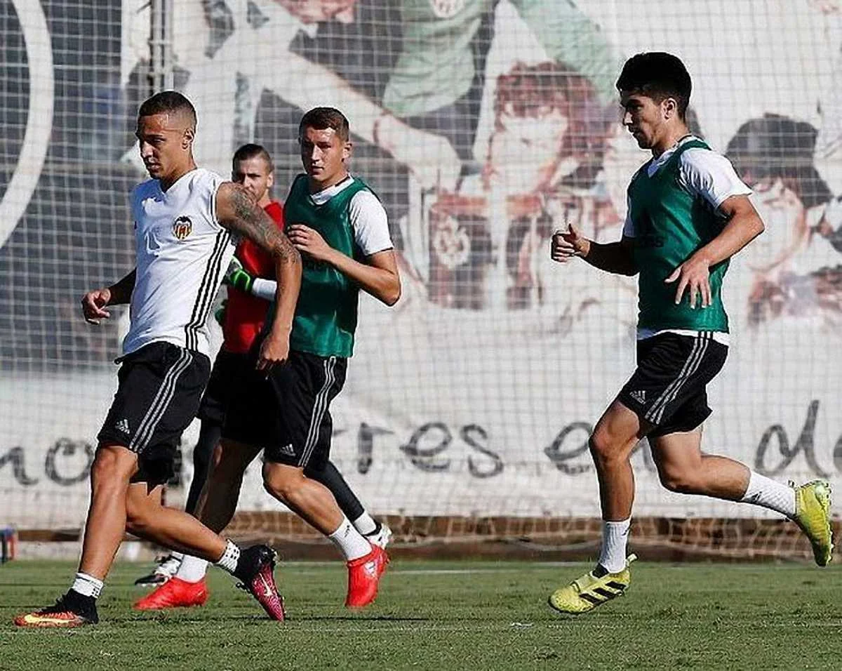 Зотько тренируется со взрослой командой (второй справа) / фото из соцсетей