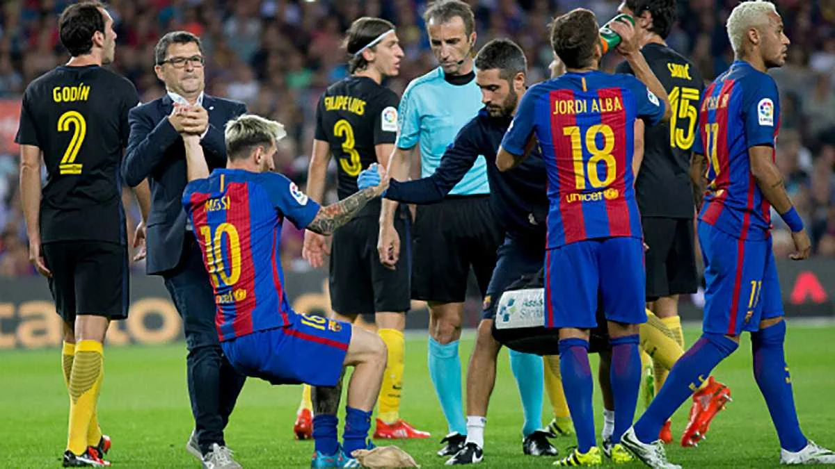 Лионелю Месси помогают подняться после повреждения / Getty Images