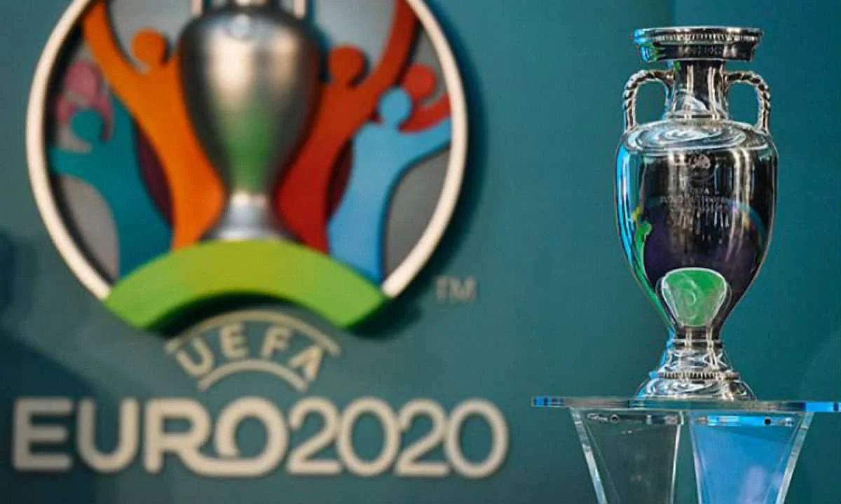 Кубок Европы на фоне логотипа Евро-2020 / фото УЕФА