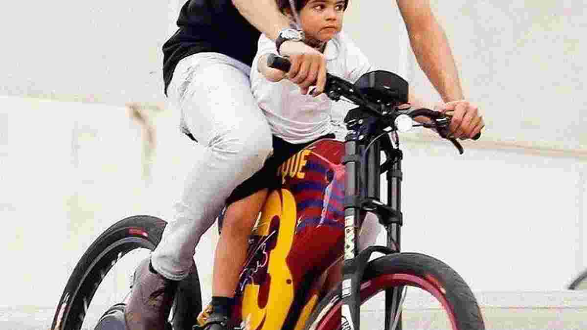 Піке возить старшого сина на крутому іменному велосипеді в школу