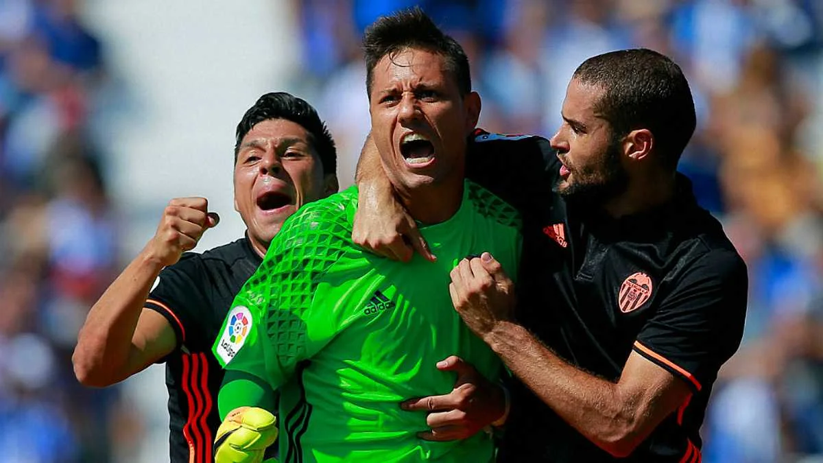 Сейв Алвеса приніс "Валенсії" перемогу / Getty Images