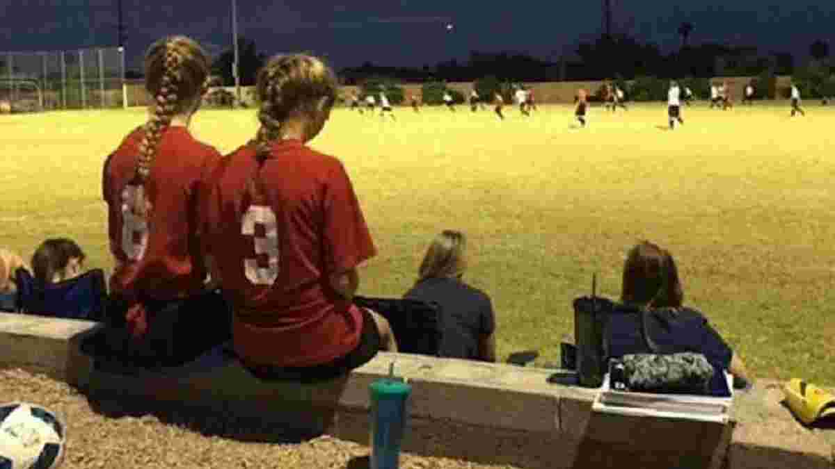 В США школьная команда отказалась выходить на поле, потому что у соперника в составе было две девушки