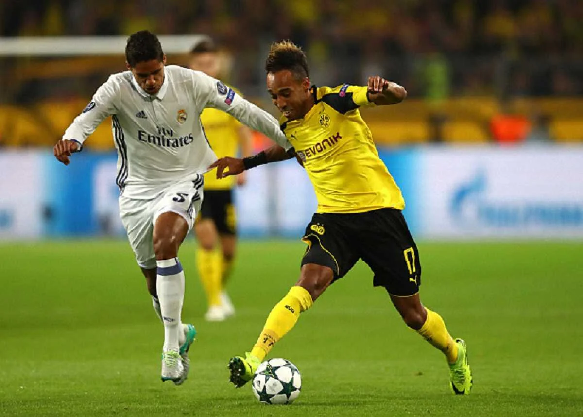 Варан не сумел удержать Обамеянга, но и сам забил / Getty Images