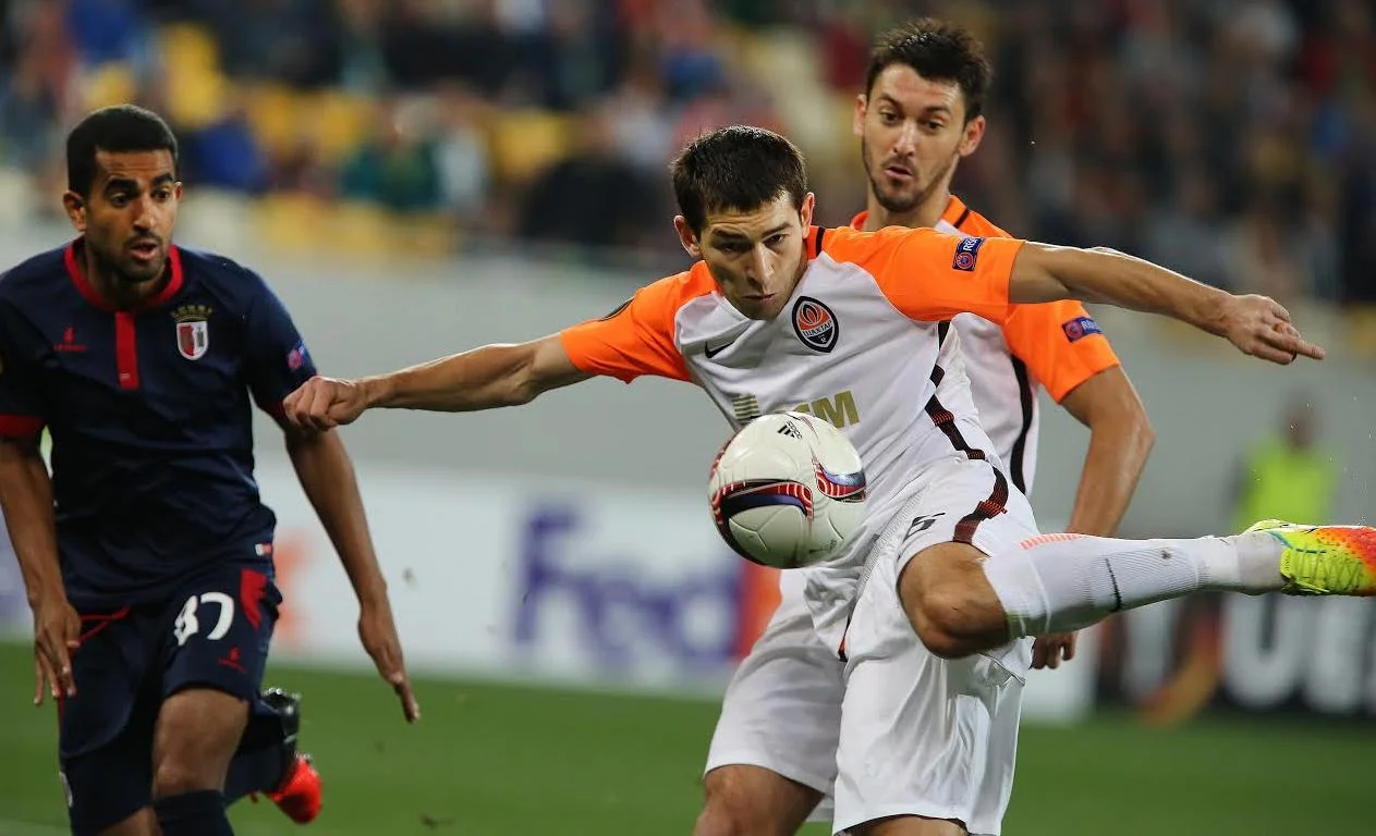 Степаненко забиває гол-красень / фото Є. Кравс