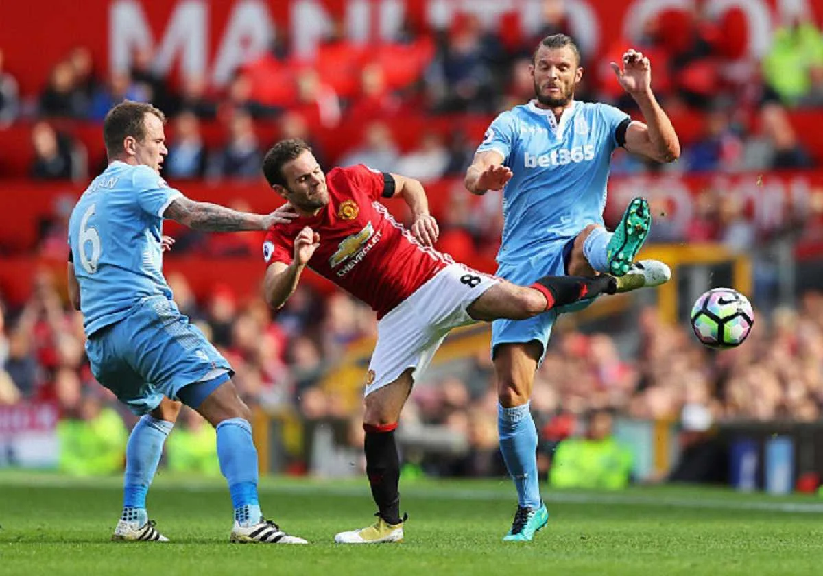 Мата в окружении соперников / Getty Images