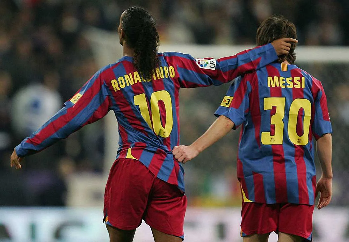 Роналдинью и Месси в "Барселоне" / Getty Images