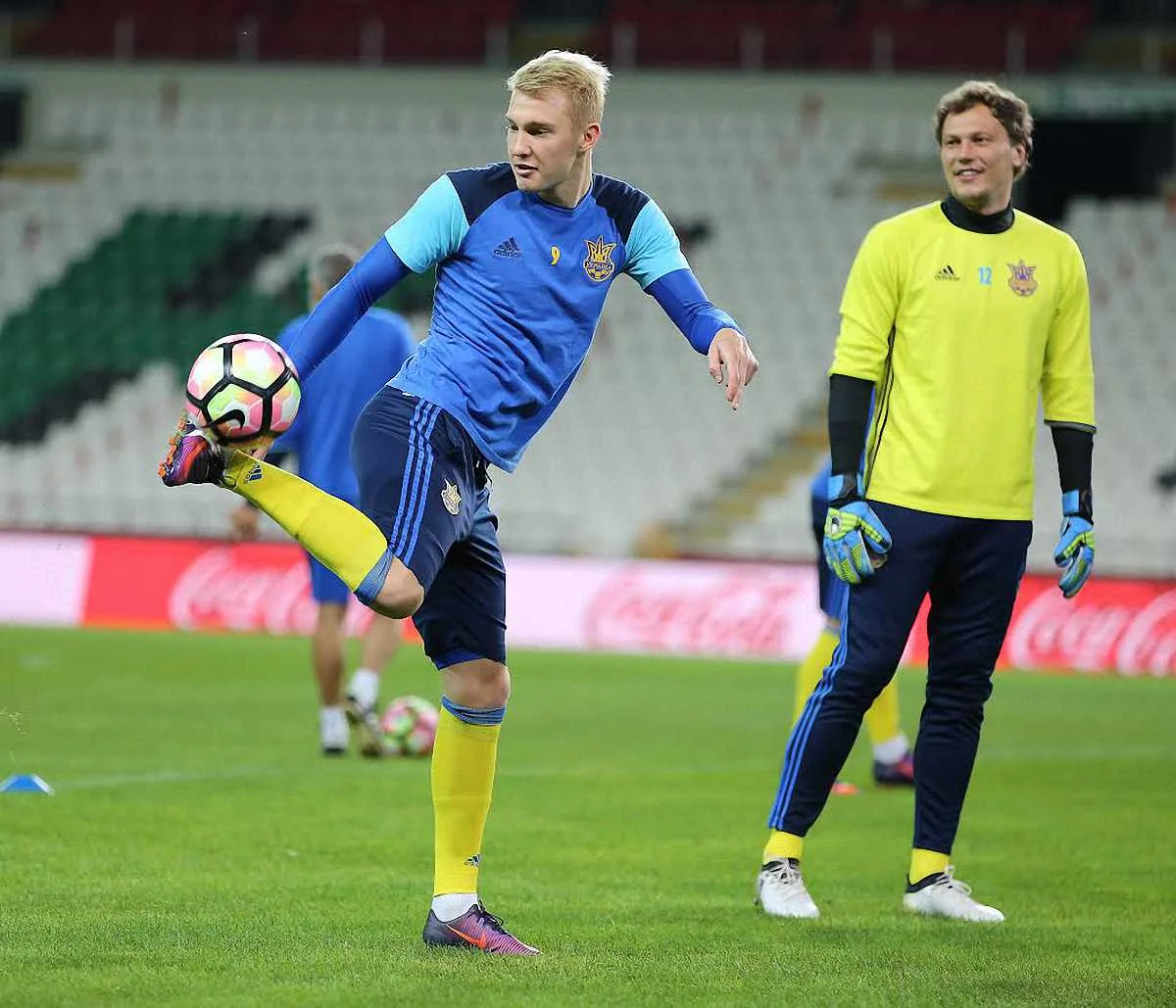 Коваленко тренується під наглядом Пятова / фото Є. Кравс