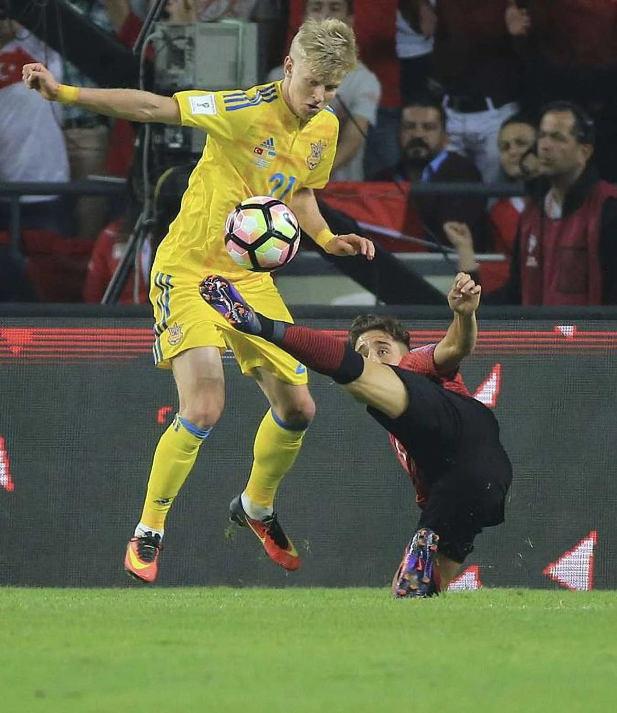 Зинченко в матче против Турции / фото Getty Images