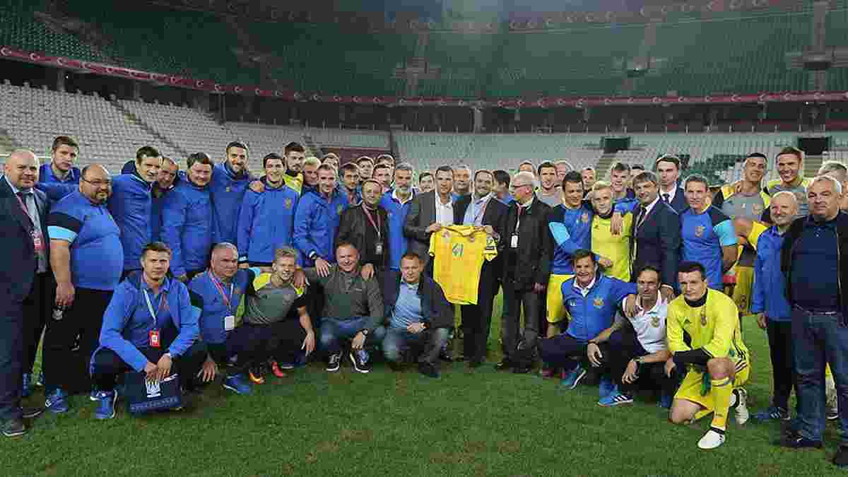 Как сборная Украины поздравляла Павелко на поле – появилось забавное видео