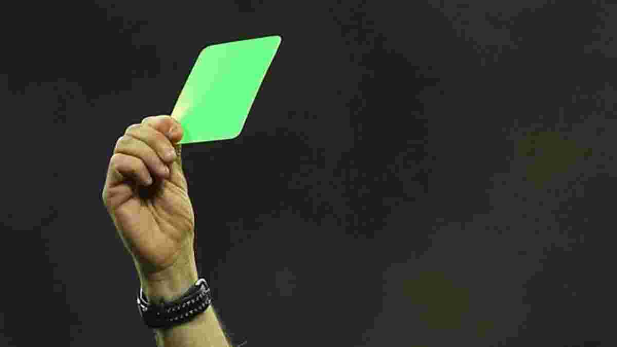 Вперше в історії футболу суддя показав зелену картку гравцю