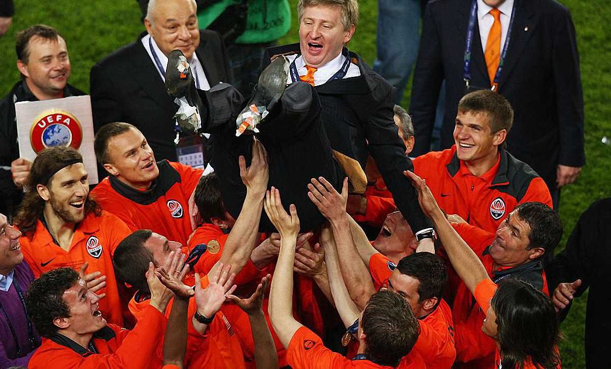 Ахметов во время празднования завоевания Кубка УЕФА / фото Getty Images