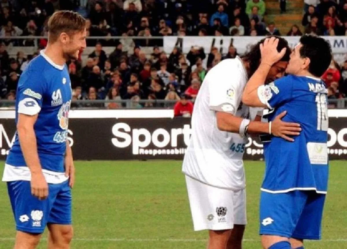 Марадона целует Роналдиньо / AS