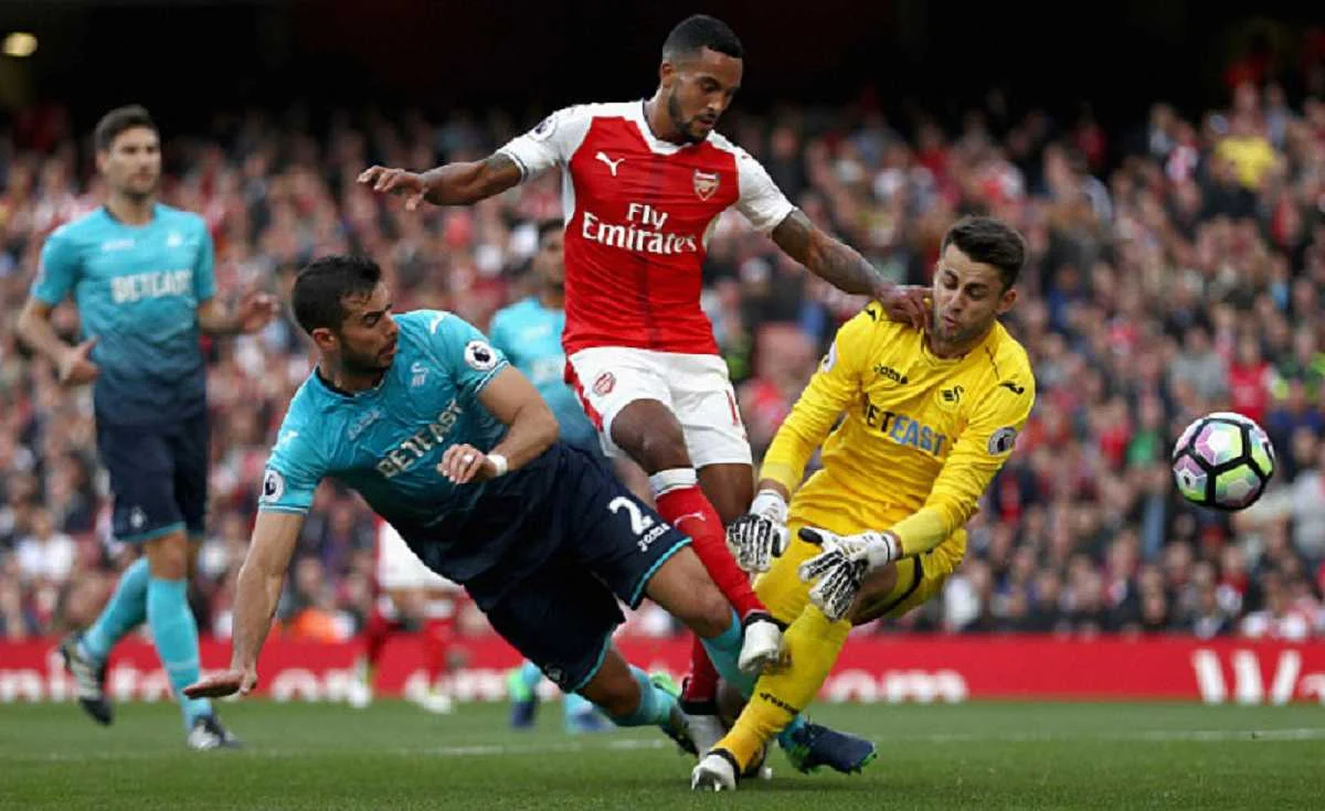 Уолкотт дважды огорчил оборону "Суонси" / Getty Images