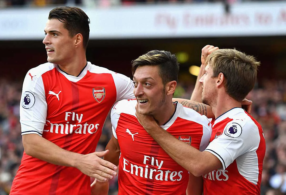 Джака святкує гол з командою, за кілька хвилин до вилучення / Getty Images