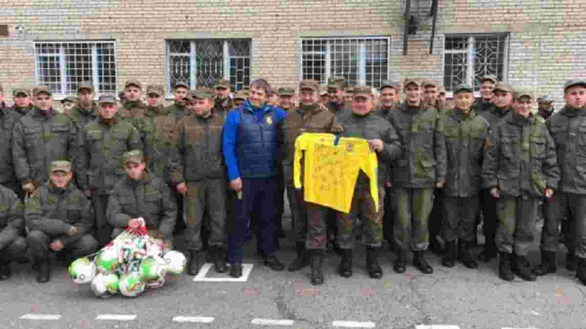 ФФУ поздравила подарками военных на Востоке с Днем защитника Украины