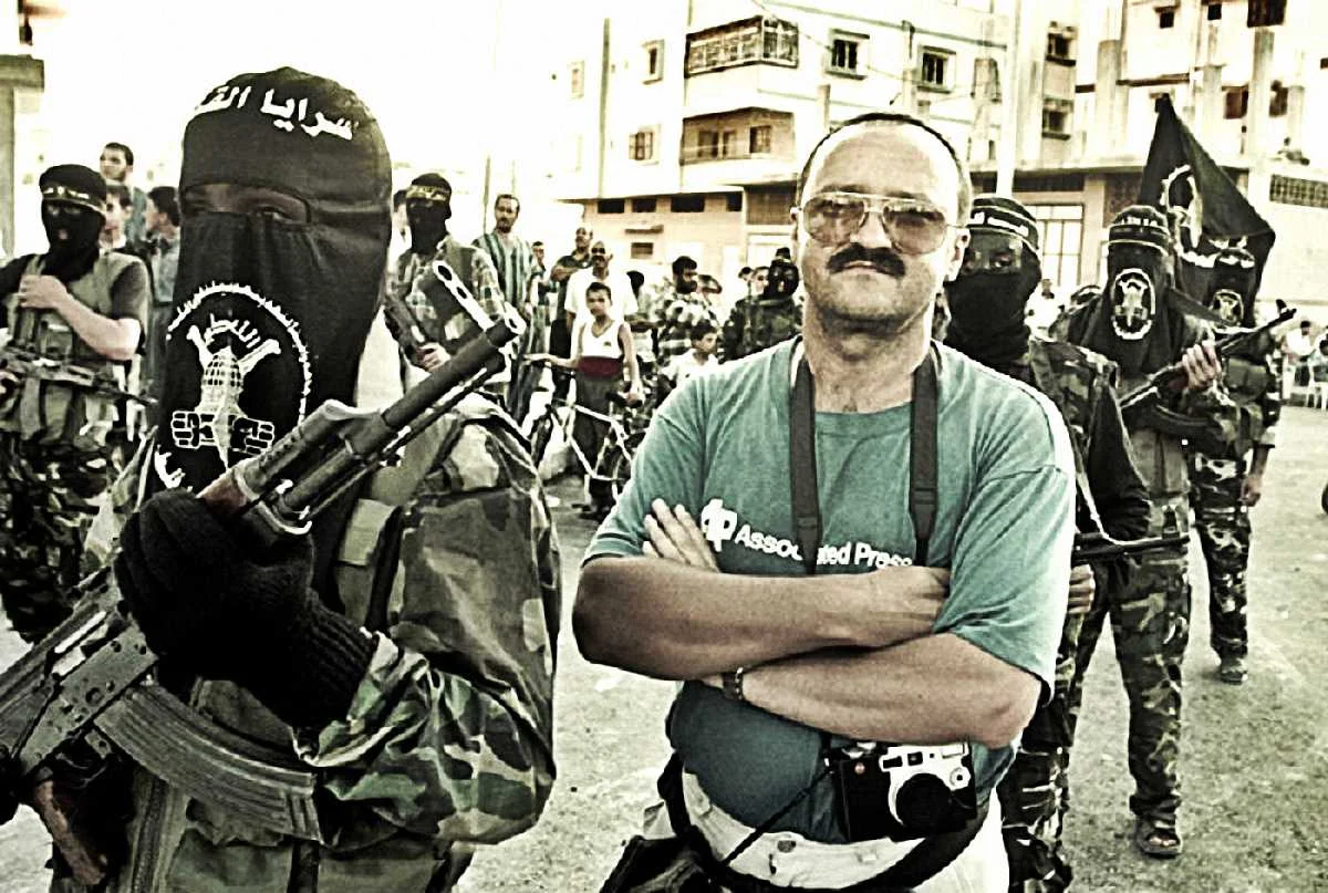 Ефрем Лукацкий в Секторе Газа рядом с боевиками "Хезболлы" / Фото из архива Е. Лукацкого