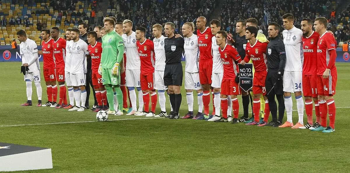 Игроки обеих команд перед матчем / Фото ФК "Бенфика"