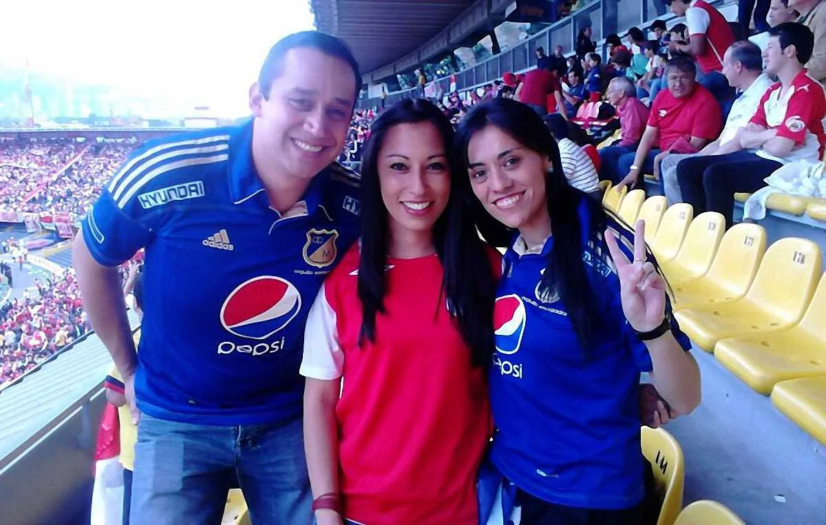 Юлі з друзями: Андресом та Хайлін (вболівальниця "Санта-Фе")