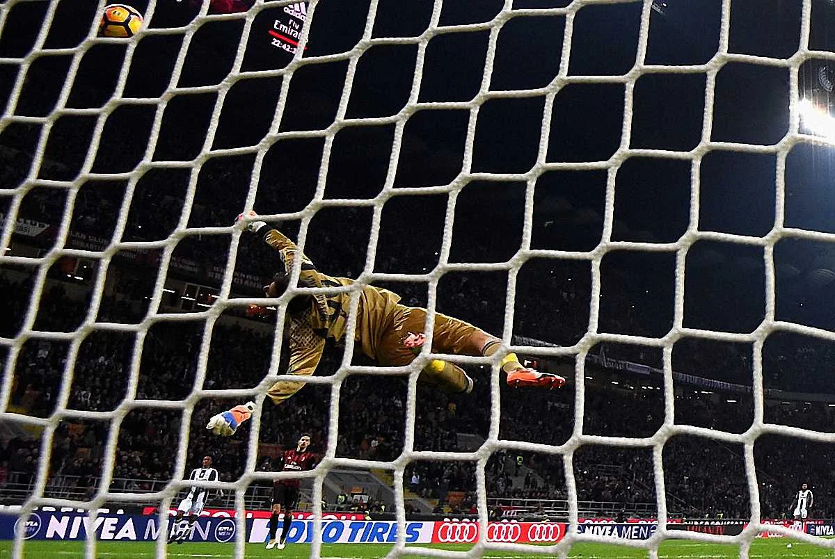 Доннарумма витягує / фото Getty Images