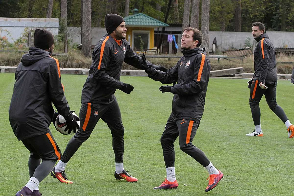 Бернард справа от Дентиньо / фото Getty Images