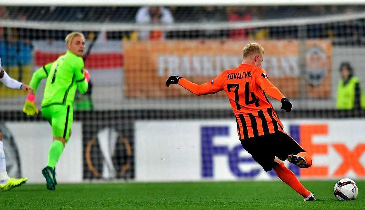 Коваленко забиває майже з центра поля "Генту" / фото Getty Images