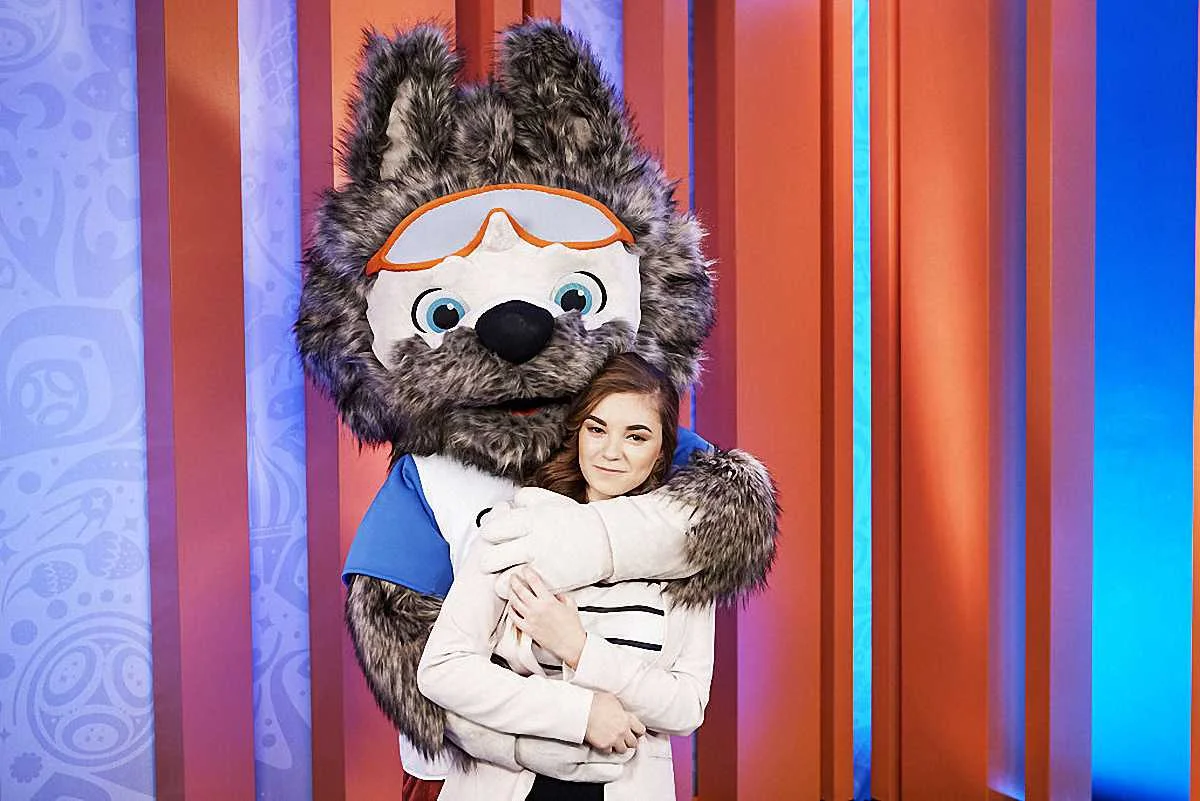 Катерина Бочарова з талісманом ЧС-2018 / фото Getty Images