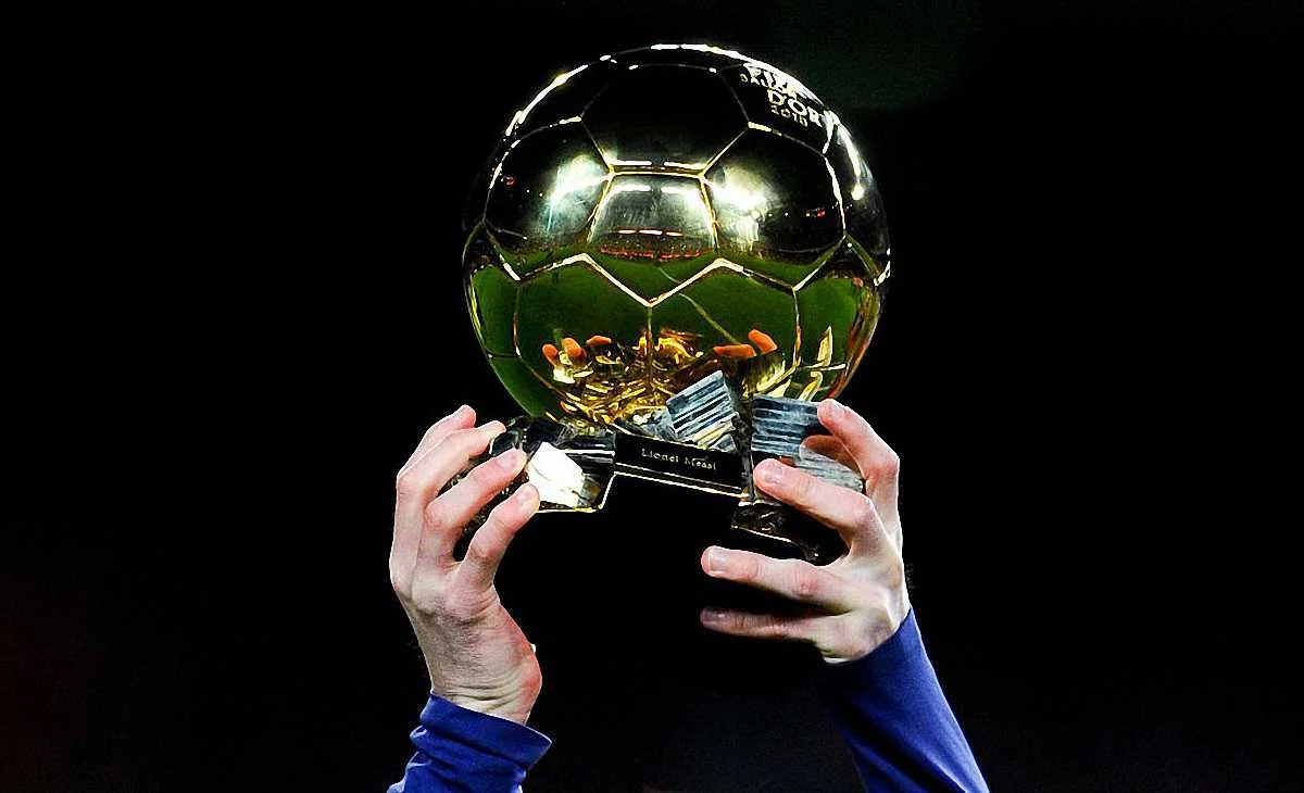 "Золотой мяч-2015" в руках Лионеля Месси / Getty Images