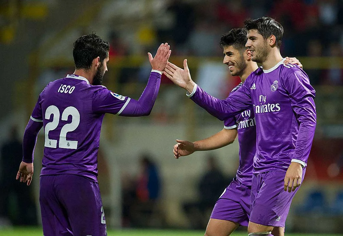 Мората и Асенсио принимают поздравления Иско / фото Getty Images