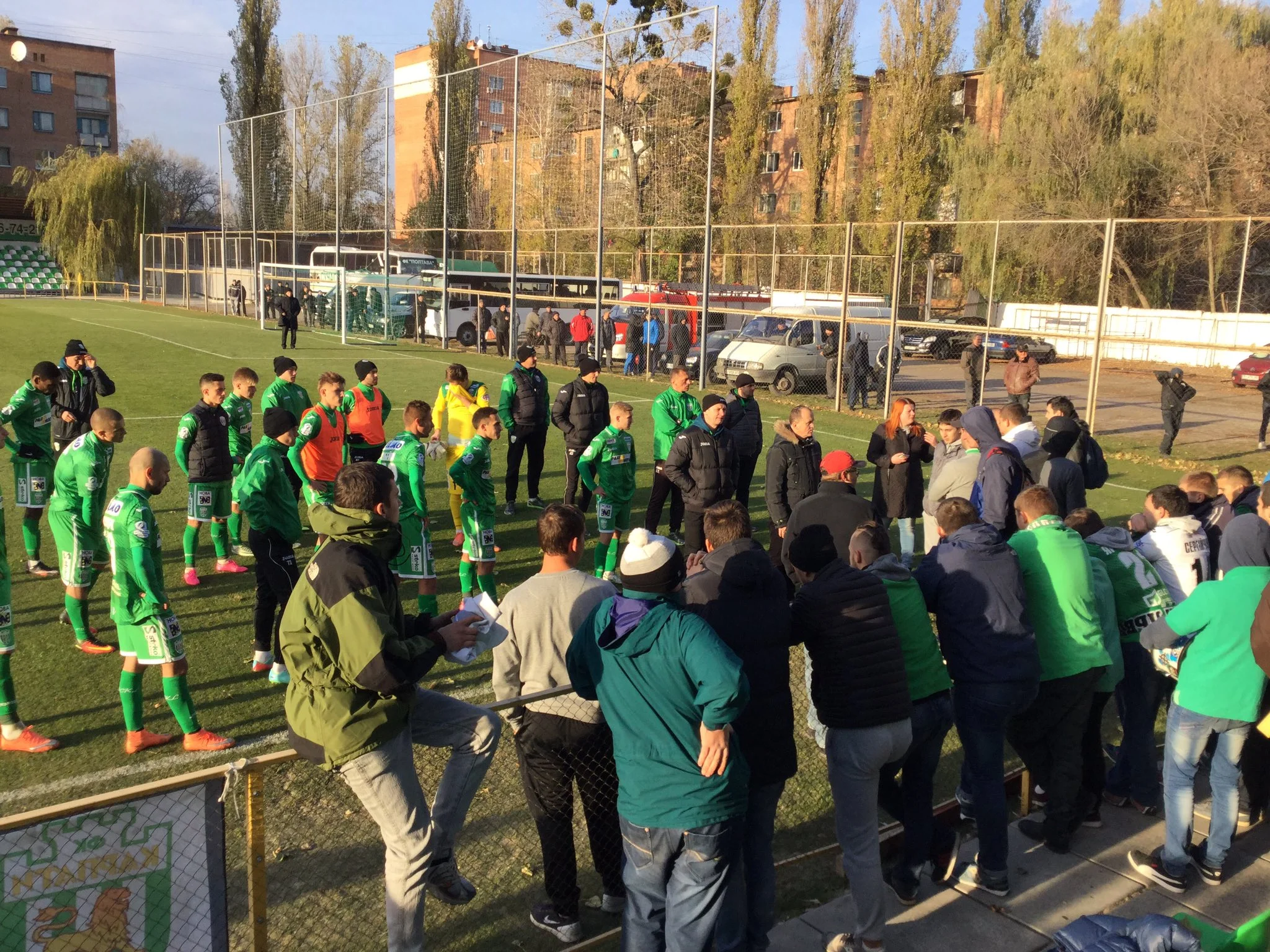 Игроки "Карпат" внимательно слушают фанатов / twitter