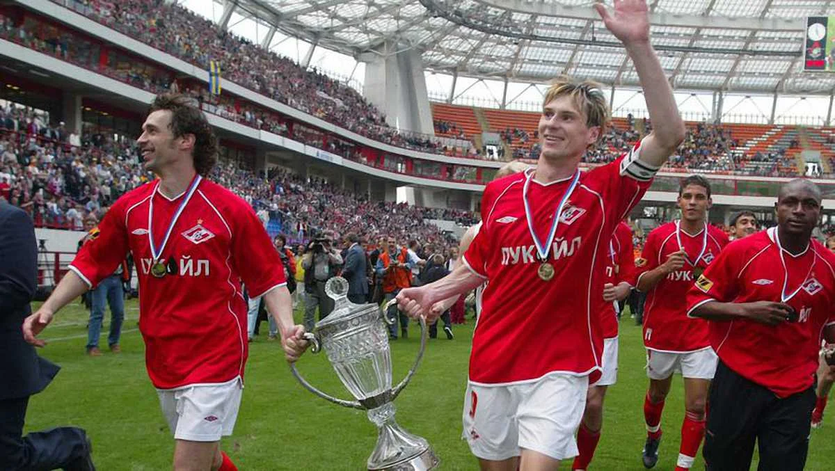 Ващук (слева) с трофеем в России / фото "Спорт-Экспресс"