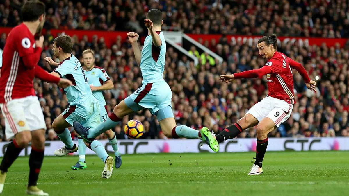 Ібрагімовіч б'є по воротах "Бернлі" / Getty Images