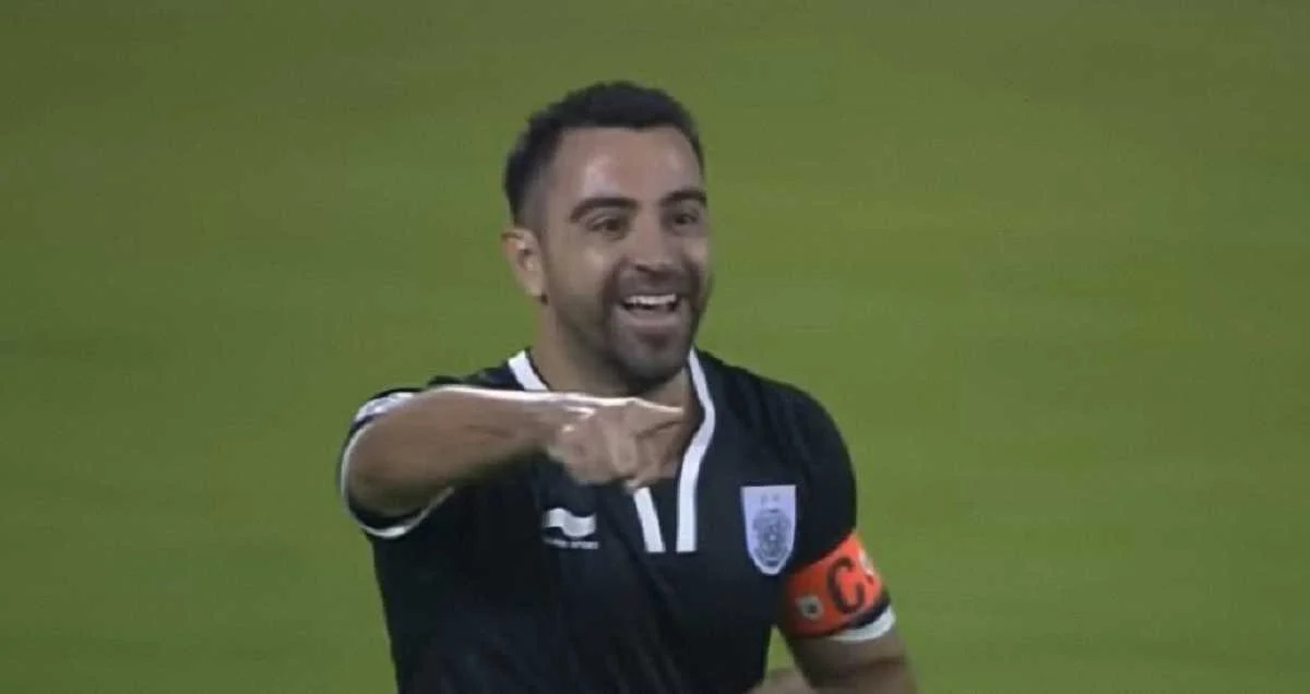 Хави празднует гол