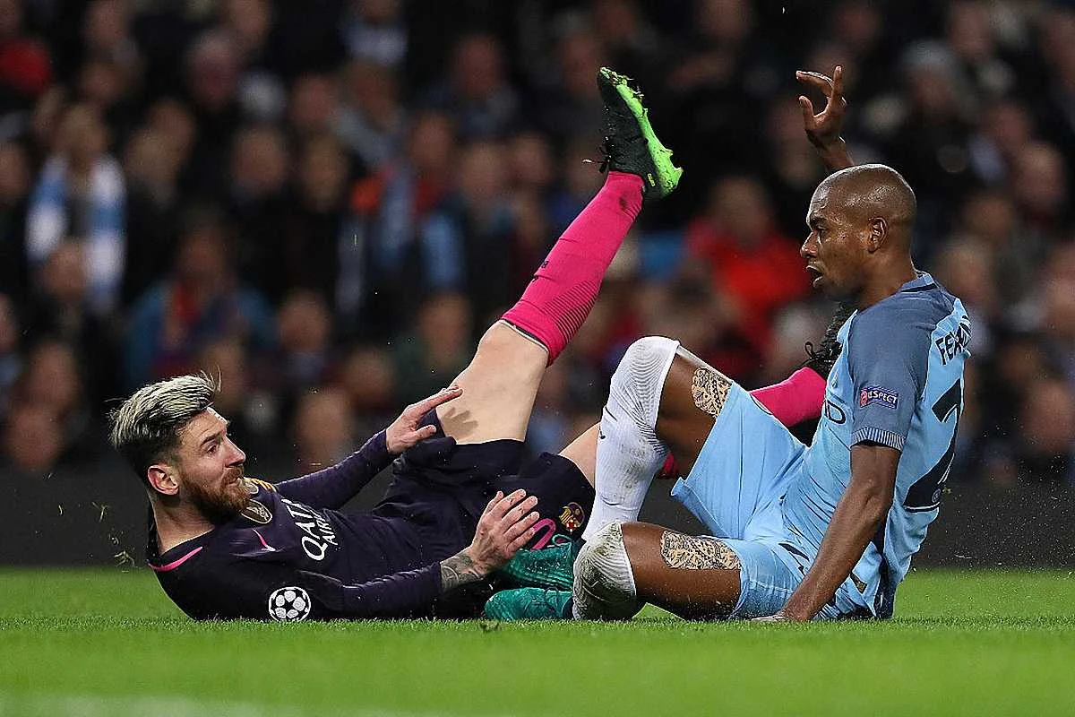 Фернандінью у боротьбі з Мессі / getty images