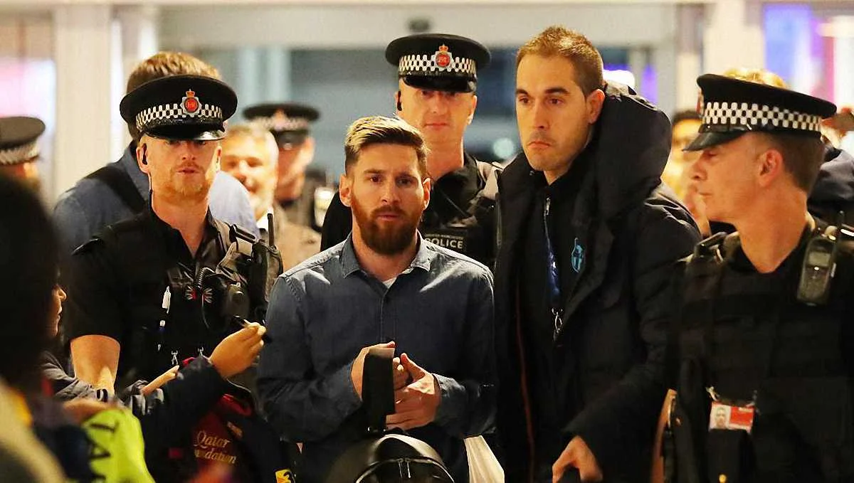 Месси в окружении полицейских / getty images