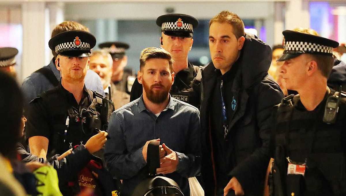 Месси в окружении полицейских / getty images