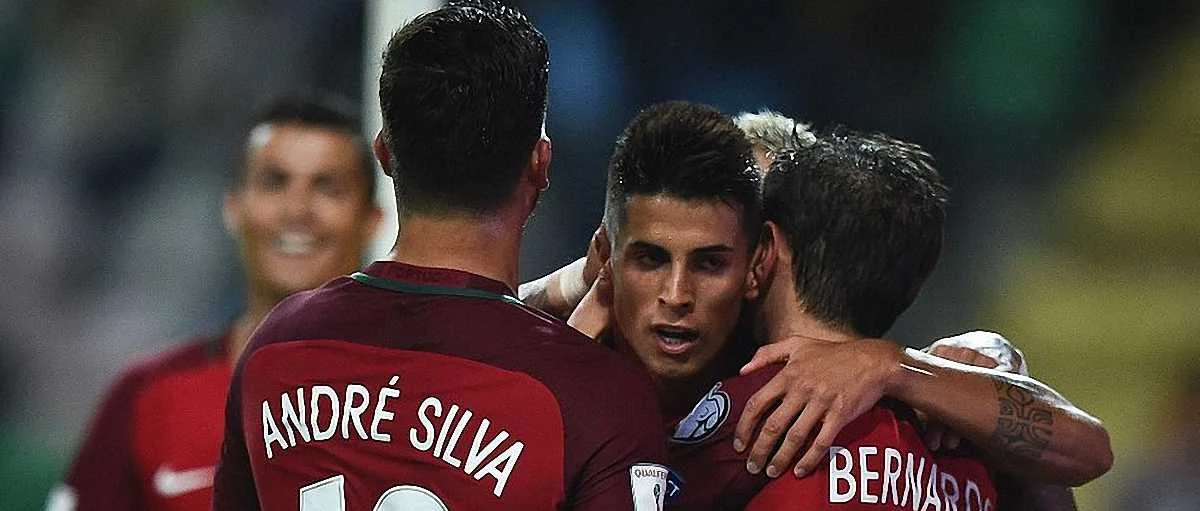 Жоау Канселу в обіймах партнерів / фото Getty Images