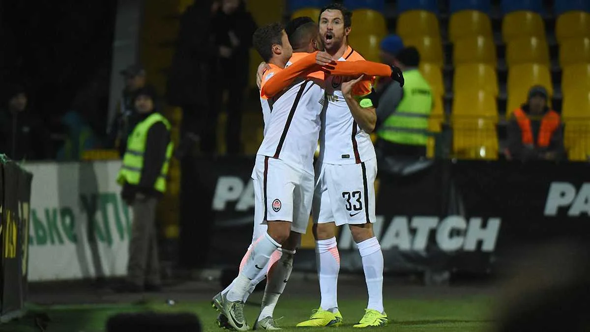 Дентінью, Марлос і Даріо Срна святкують гол / фото ФК "Шахтар"