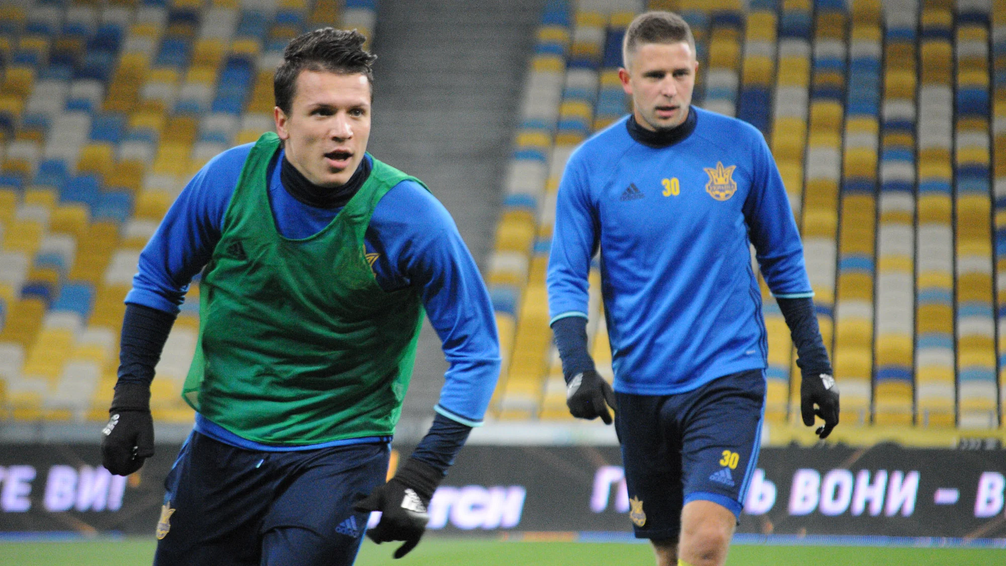 Болельщики особенно тепло встречали наших "легионеров". На фото: Евгений Коноплянка и Артем Кравец / Футбол 24