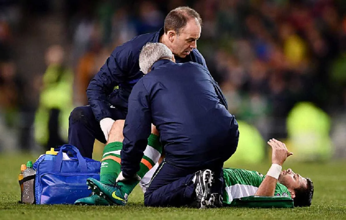 Врачи во время футбольного матча / Фото Getty Images