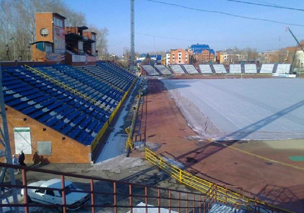 Засніжений стадіон "Труд" у Томську / Соцмережі