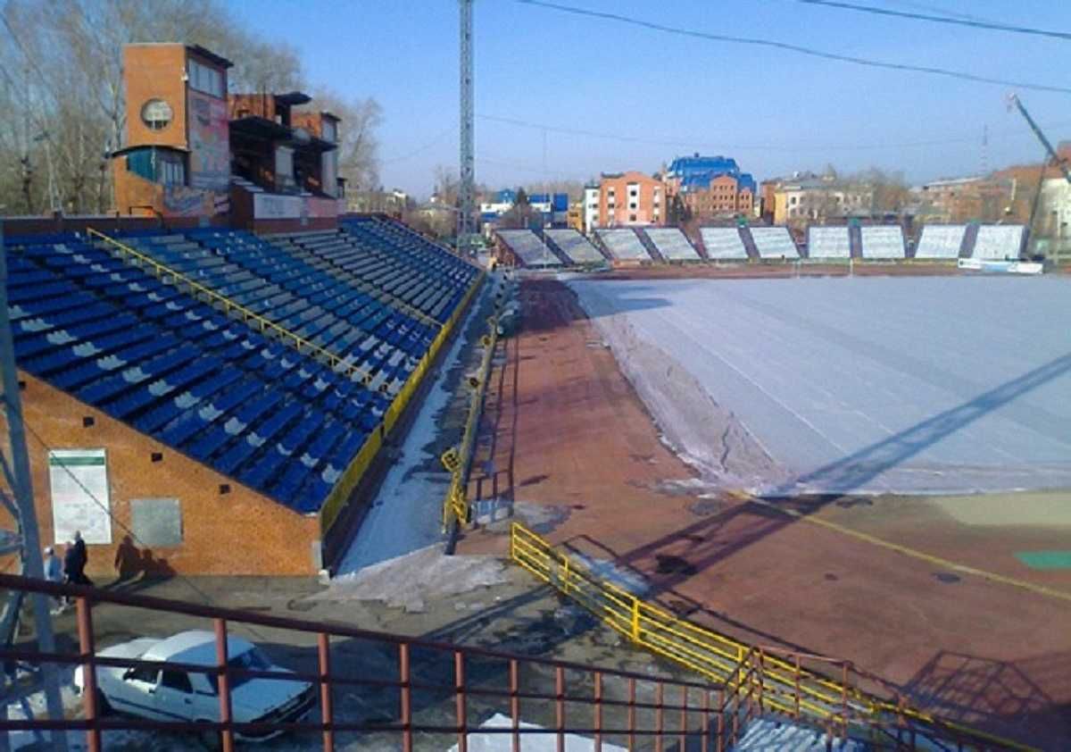 Заснеженный стадион "Труд" в Томске / Соцсети