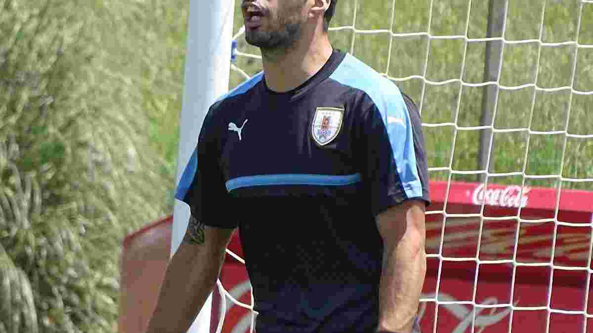 Суарес стал вратарем на тренировке сборной Уругвая, но смог забить шикарный гол через все поле