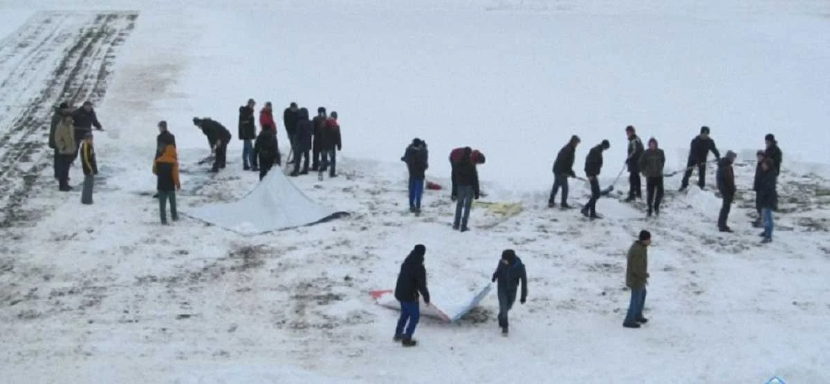 ФК "Тернопіль" очищає стадіон від снігу