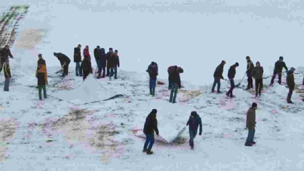 Футболісти ФК "Тернопіль" взяли в руки лопати та прибрали сніг зі стадіону