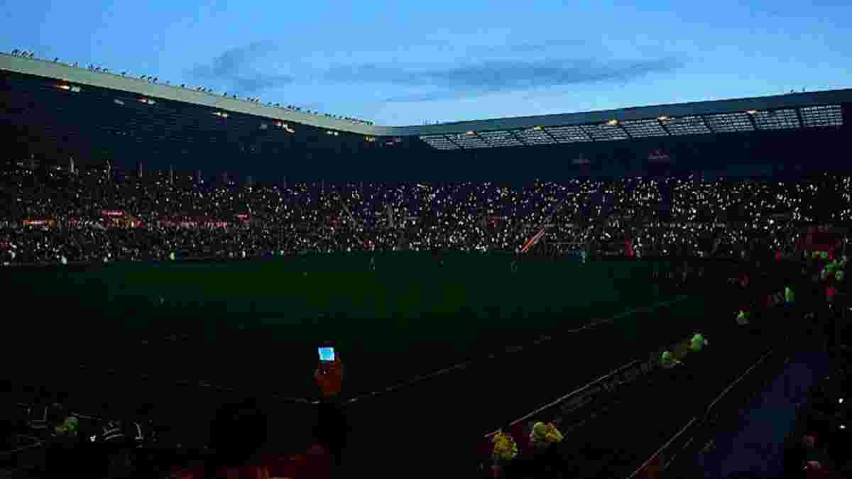 Фанаты устроили романтическую атмосферу на матче "Сандерленд" – "Халл Сити", когда на стадионе выключили свет