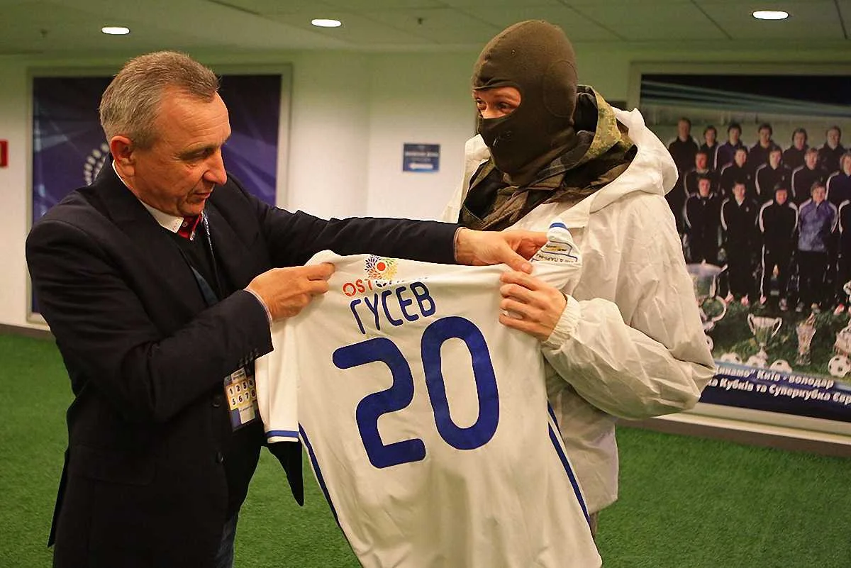 Боец АТО получает желанный подарок от "Динамо" / фото ФК Динамо Киев