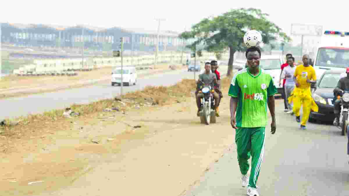 Нигерийский футболист проехал на велосипеде с мячом на голове 103 километра и установил мировой рекорд