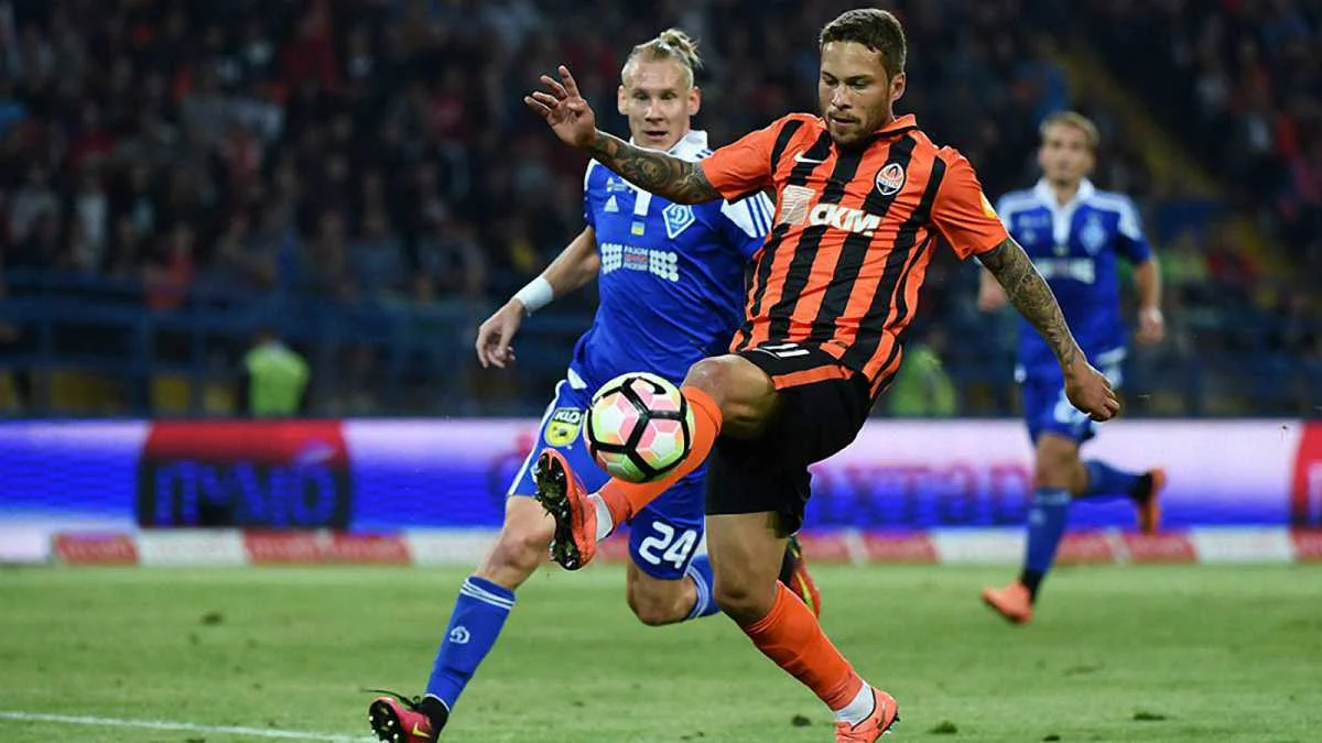 Марлос проти Домагоя Віди / фото ФК Шахтар