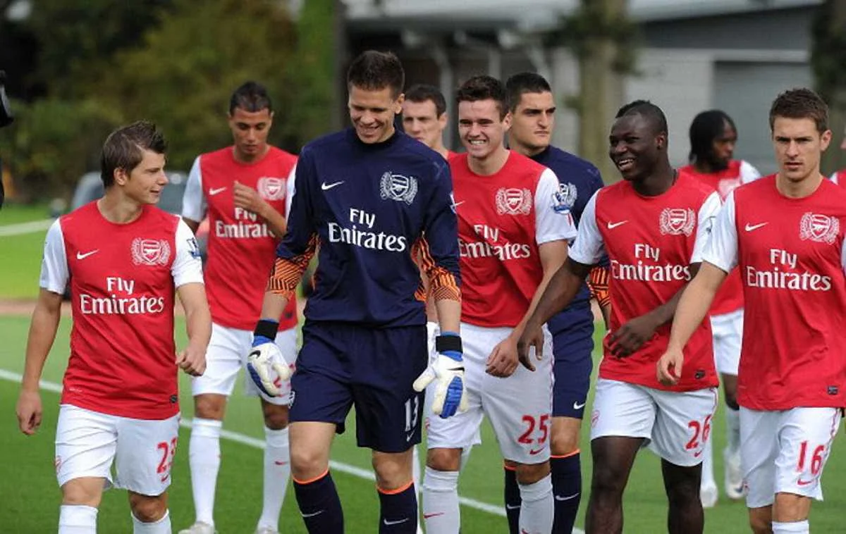 Фрімпонг (другий справа) тролить Аршавіна / фото Getty Images